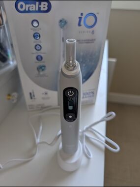 Oral-B iO Series 6 Electric Toothbrush - White and Light Gray